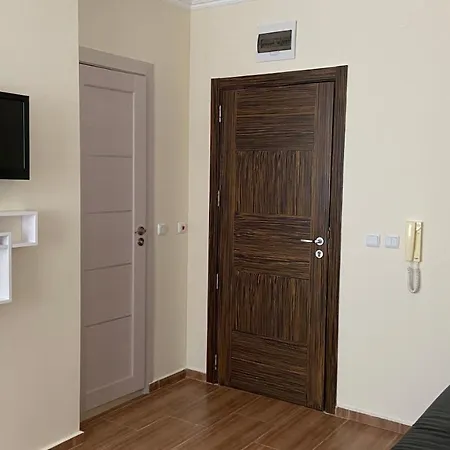 Beachfront 1-bedroom Stylish & Compact Apartament